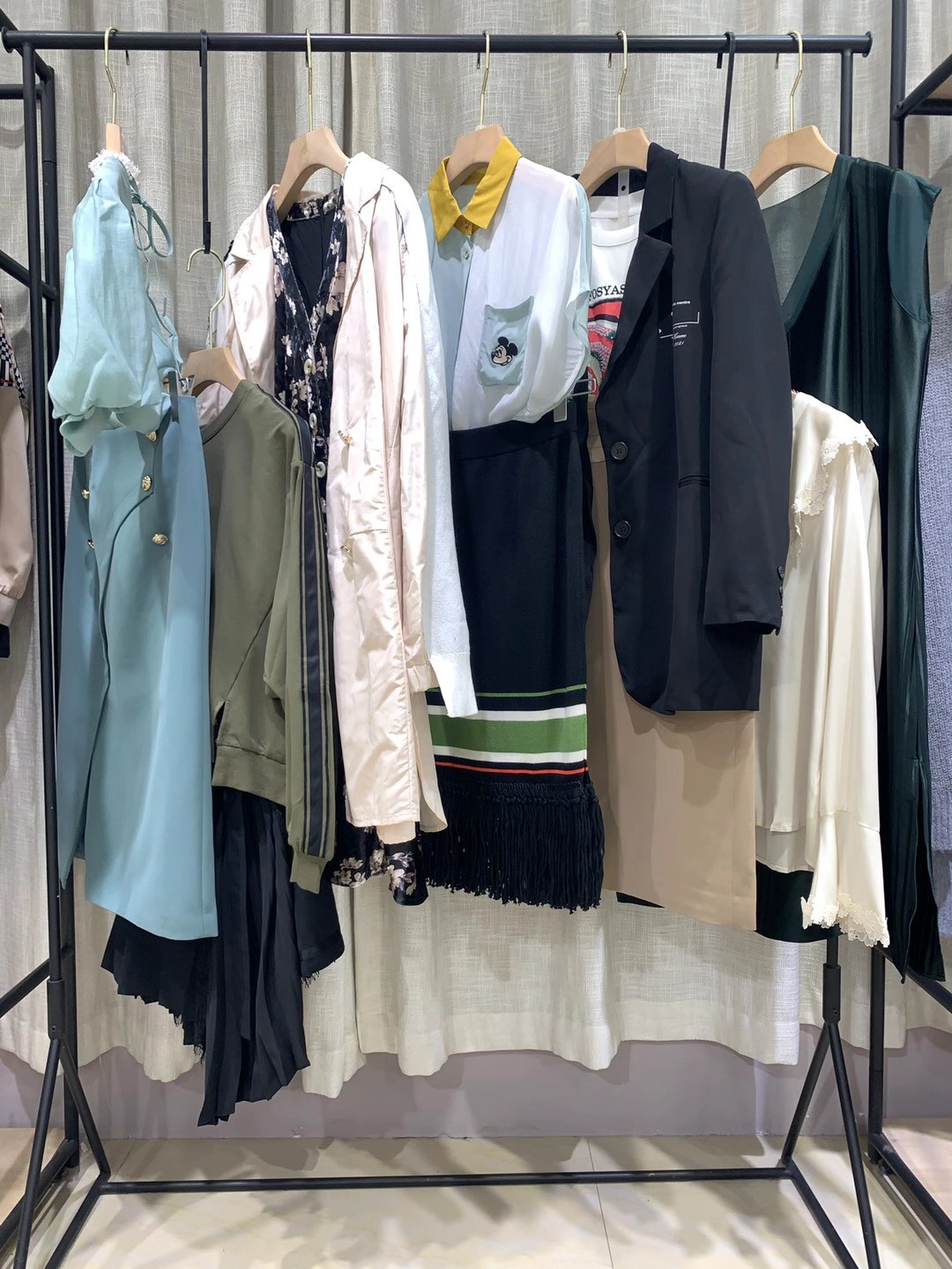 法国轻奢品牌小妖2022春品牌折扣女装库存尾货打包批发  女装折扣  女装尾货批发  女装库存尾货批发