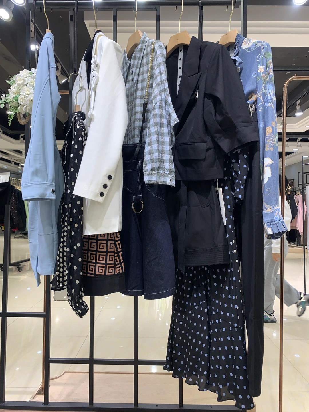 法国轻奢品牌小妖2022春品牌折扣女装库存尾货打包批发  女装折扣  女装尾货批发  女装库存尾货批发
