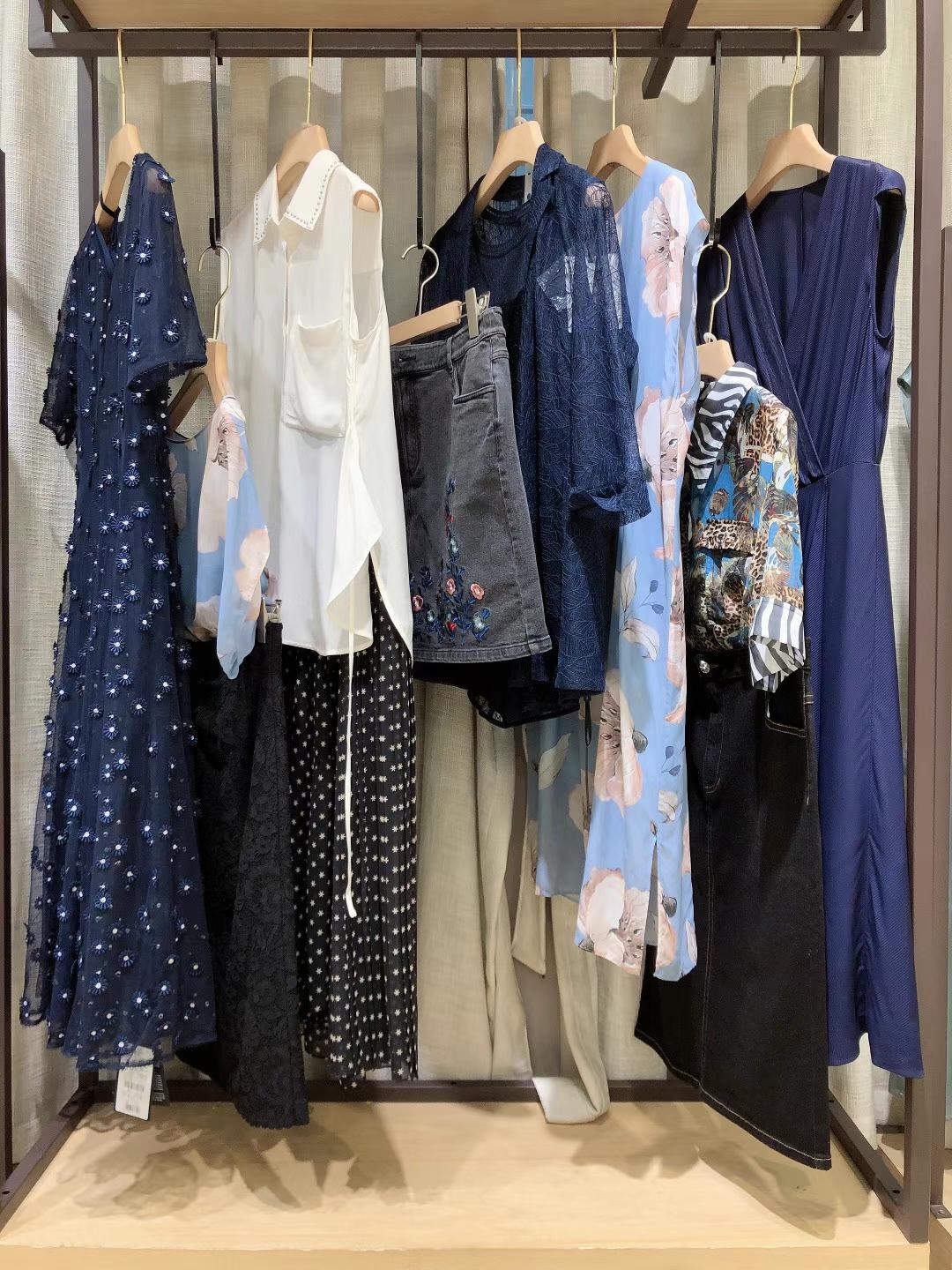 知名品牌西纳维思2022夏女装折扣尾货批发市场  女装尾货批发  女装库存尾货批发