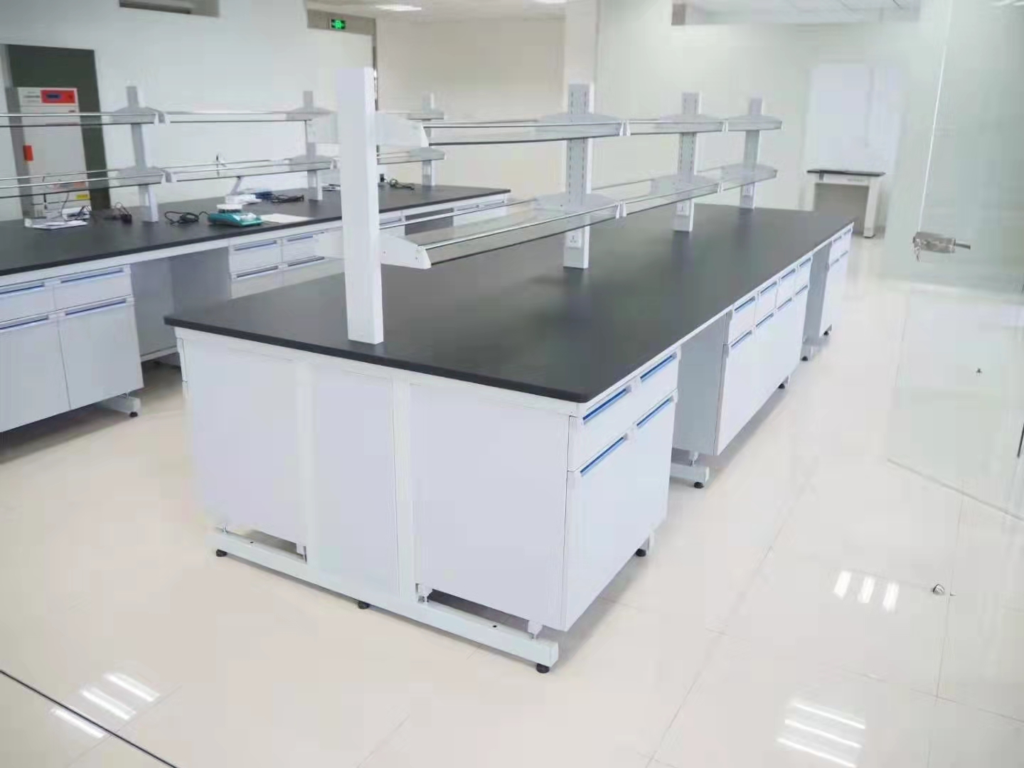 哈尔滨九合试验设备有限公司  好用的实验台  实用的实验室实验台  试验设备实验台