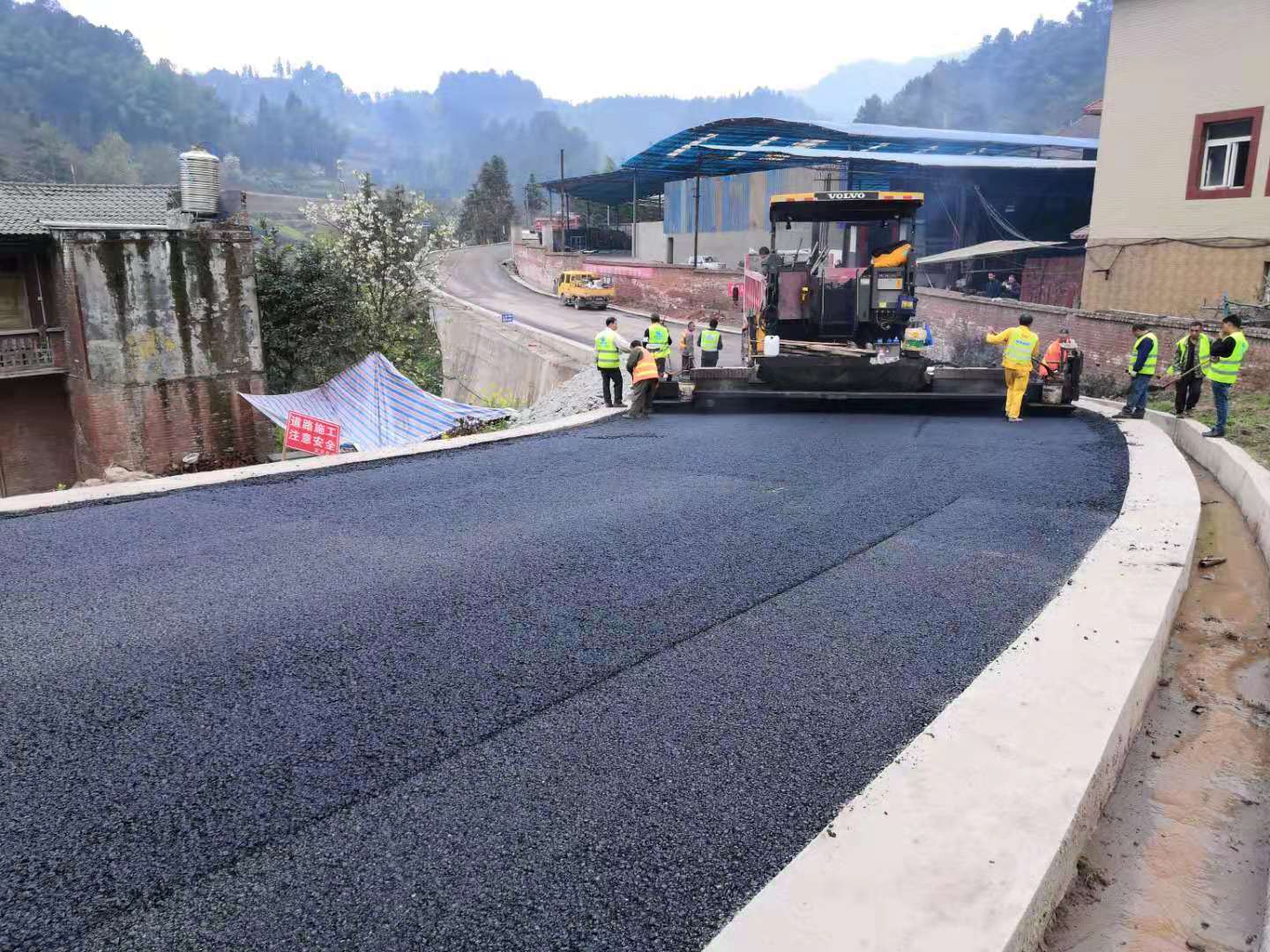 重庆沥青道路公路工程有限公司销售沥青路面施工及修补  重庆沥青道路施工公司  重庆沥青路面施工公司  重庆沥青公路工程公司