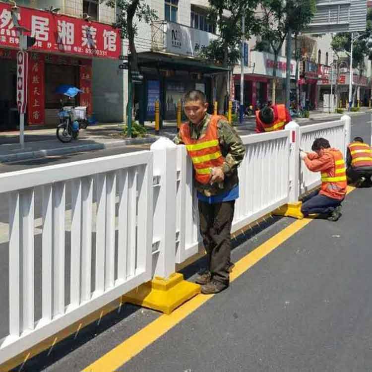 伦教市政道路改造 机非隔离栏杆安装 顺德交通护栏图片