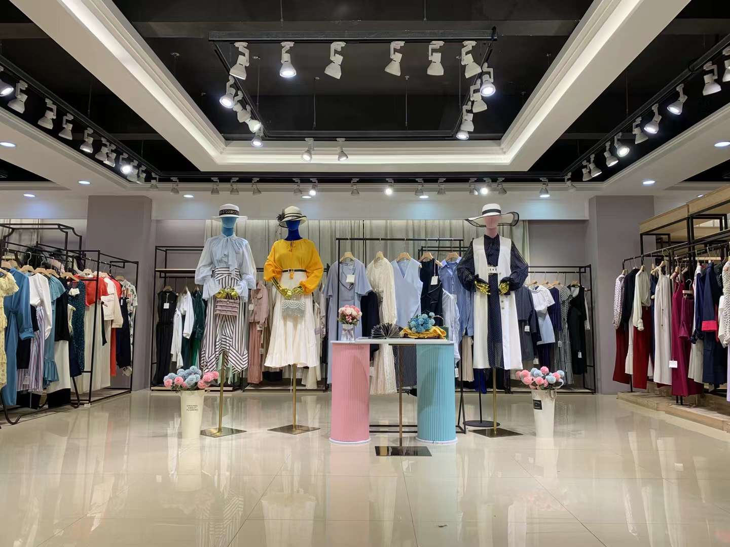法国时尚品牌欧唯薇2022春品牌折扣女装剪标货源批发  女装折扣  女装尾货批发  女装库存尾货批发