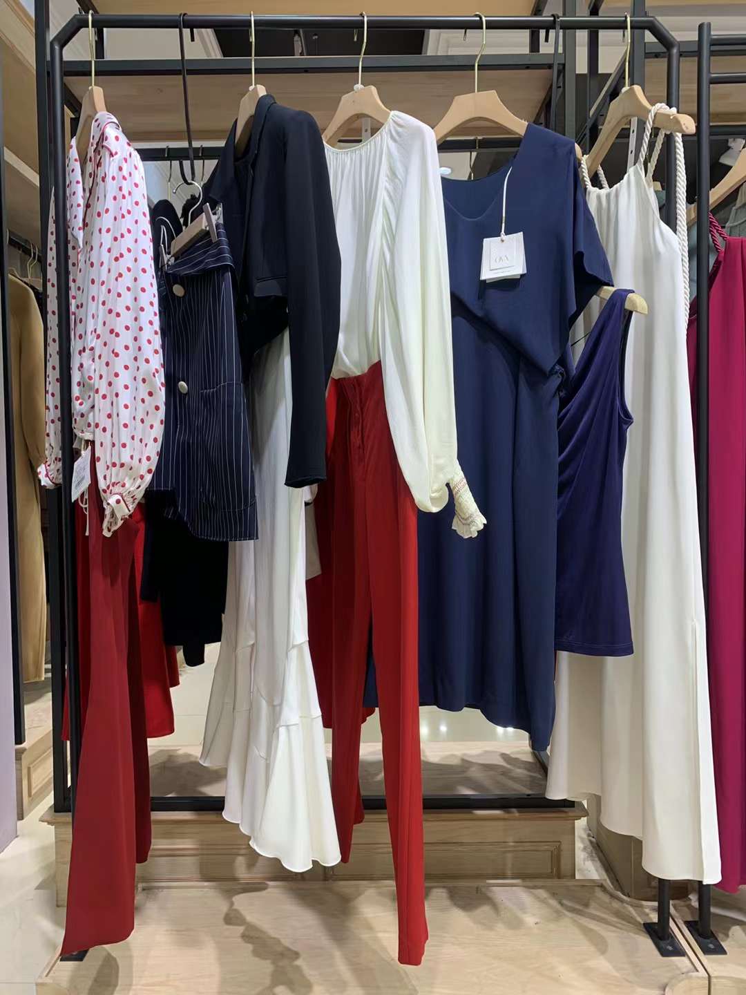 法国时尚品牌欧唯薇2022春品牌折扣女装剪标货源批发  女装折扣  女装尾货批发  女装库存尾货批发