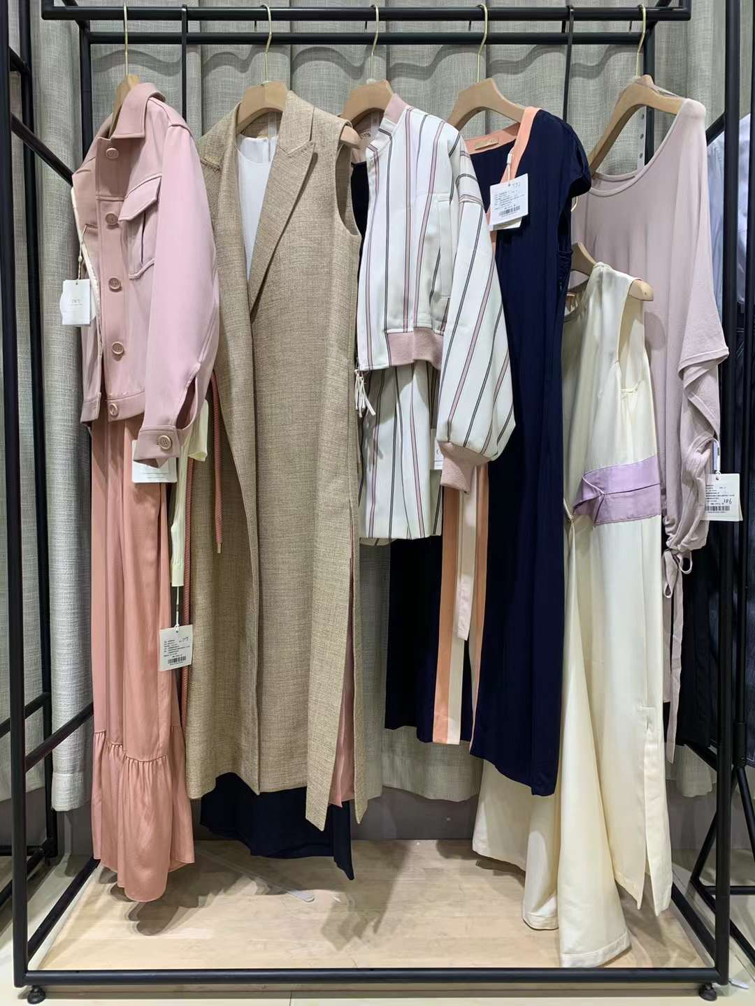 法国时尚品牌欧唯薇2022春品牌折扣女装剪标货源批发  女装折扣  女装尾货批发  女装库存尾货批发