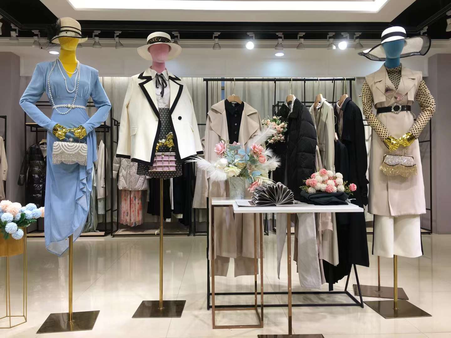 剪标女装高定时装2022春品牌折扣女装尾货批发供应商  女装折扣  女装库存尾货批发
