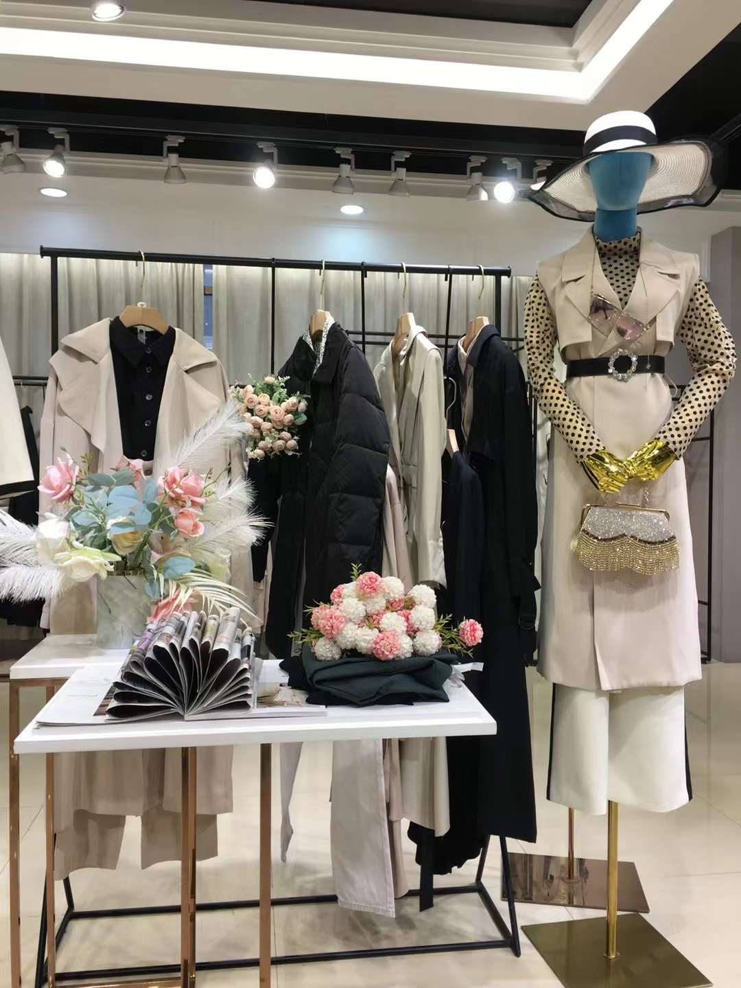 剪标女装高定时装2022春品牌折扣女装尾货批发供应商  女装折扣  女装库存尾货批发