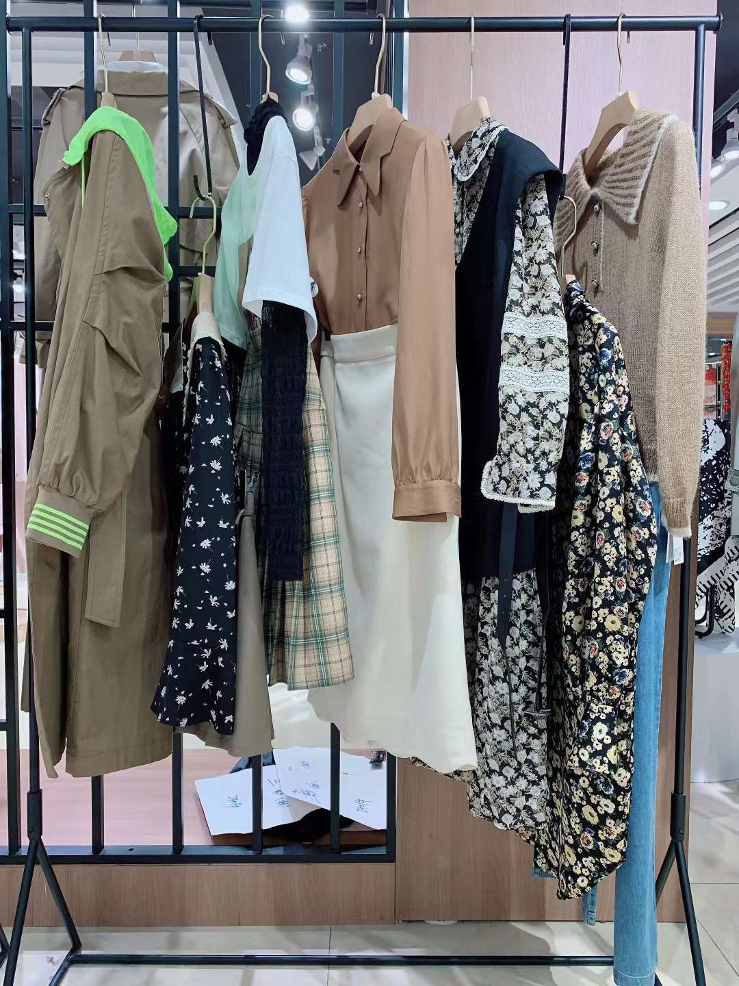 品牌秋熠2022春品牌折扣女装尾货电商进货渠道  女装折扣  女装尾货批发  女装库存尾货批发