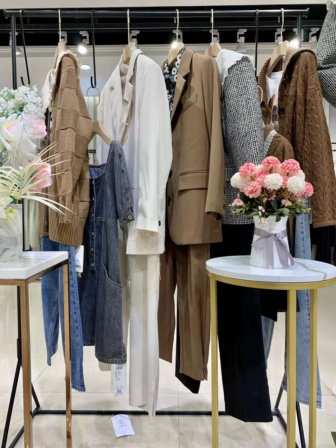潮牌品牌伊纳芙2022春品牌女装折扣尾货库存批发渠道  女装尾货批发  女装库存尾货批发