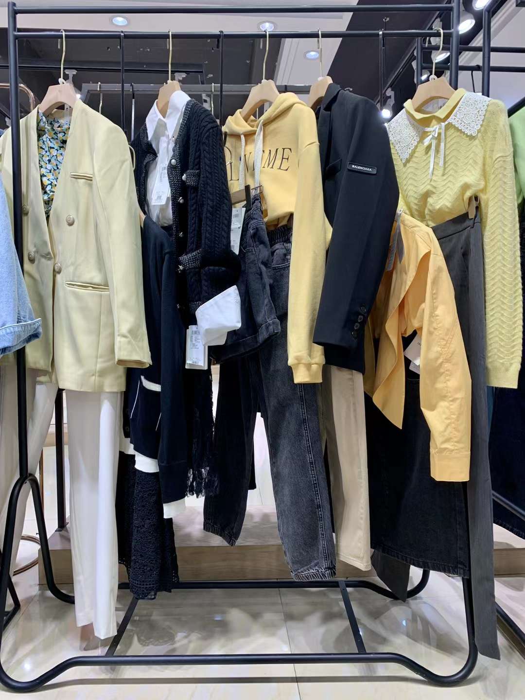 潮牌品牌伊纳芙2022春品牌女装折扣尾货库存批发渠道  女装尾货批发  女装库存尾货批发