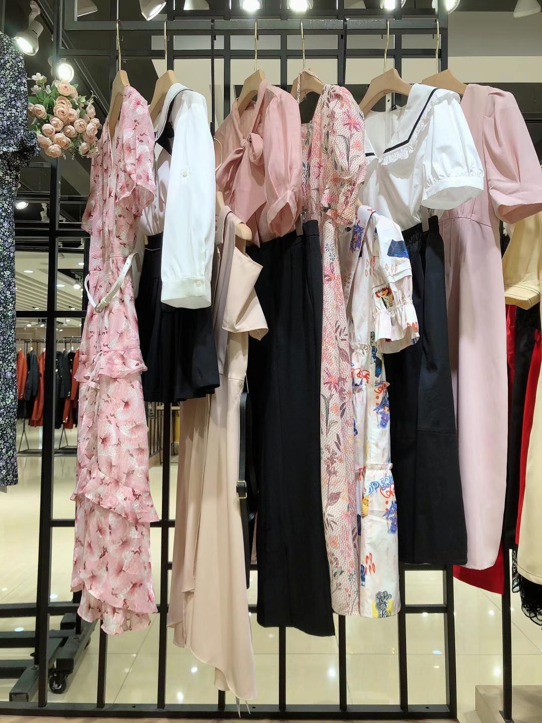 真情告白·樱内2022夏品牌女装折扣店尾货库存批发  女装尾货批发  女装库存尾货批发