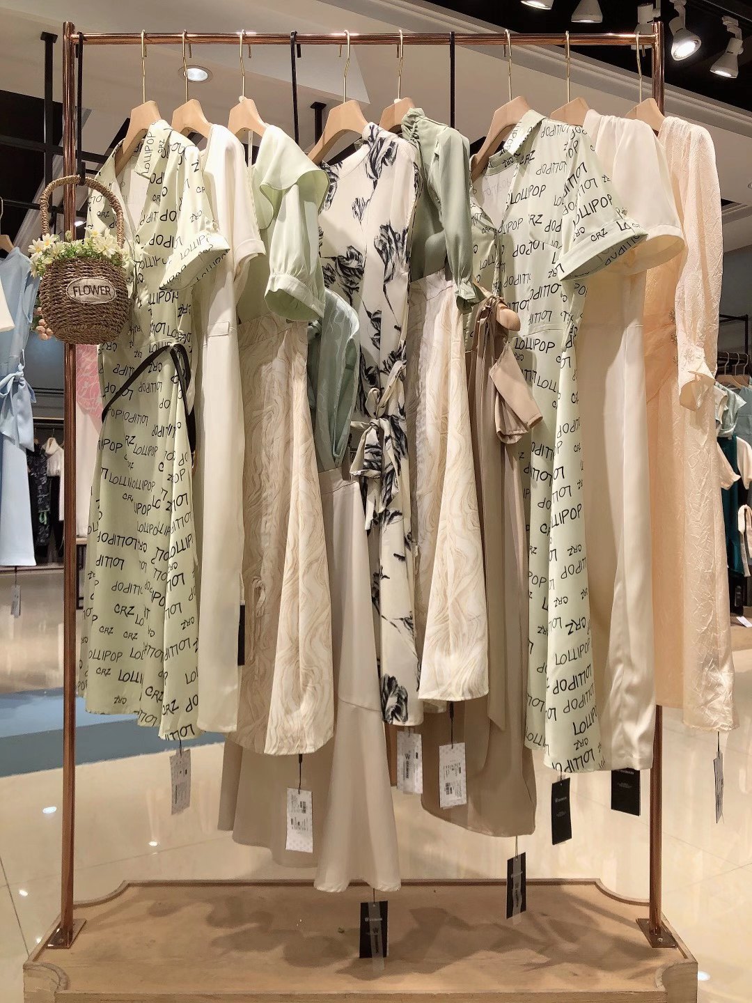 剪标品牌艾阿玛尼2022夏品牌折扣女装尾货货源批发渠道  女装折扣  女装尾货批发  女装库存尾货批发