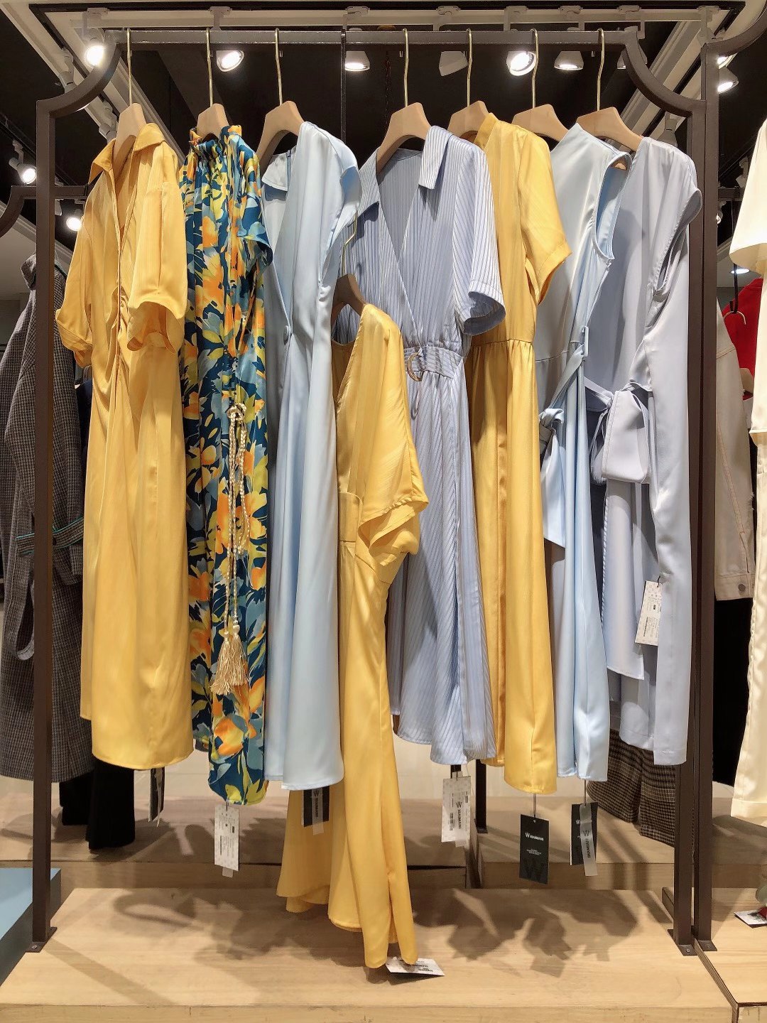 剪标品牌艾阿玛尼2022夏品牌折扣女装尾货货源批发渠道  女装折扣  女装尾货批发  女装库存尾货批发