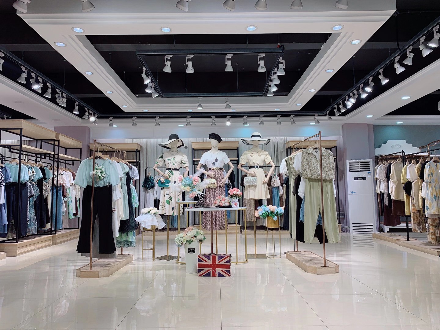 高端时尚她图2022夏一线品牌女装折扣尾货货源批发  女装尾货批发  女装库存尾货批发