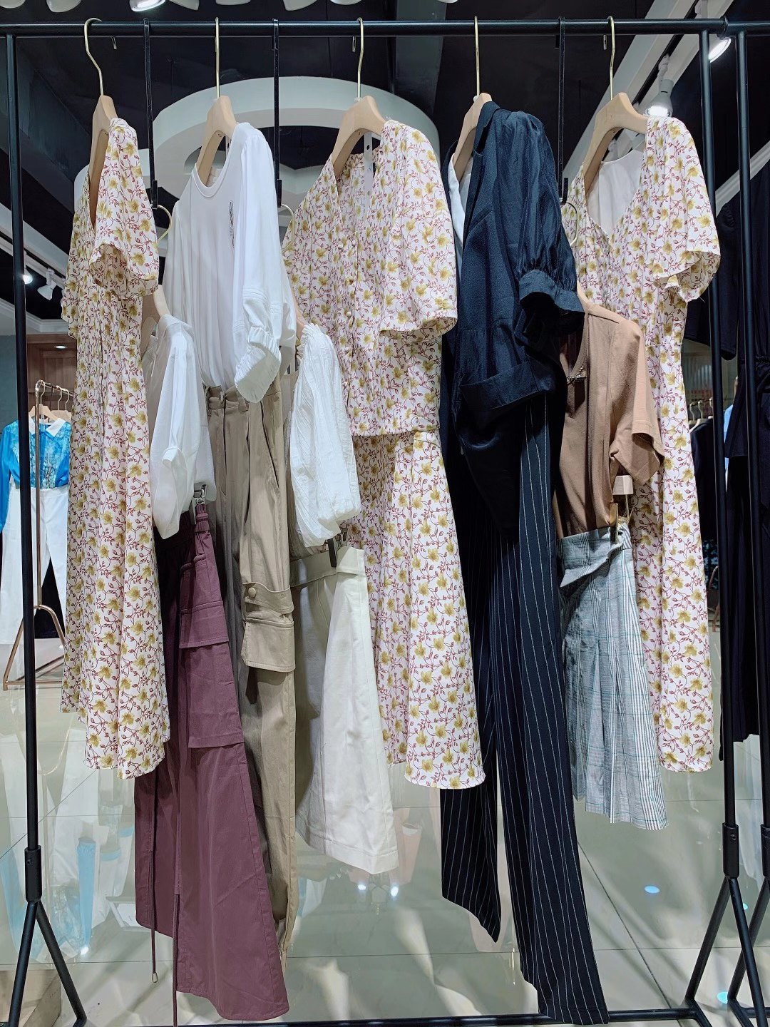 高端时尚她图2022夏一线品牌女装折扣尾货货源批发  女装尾货批发  女装库存尾货批发