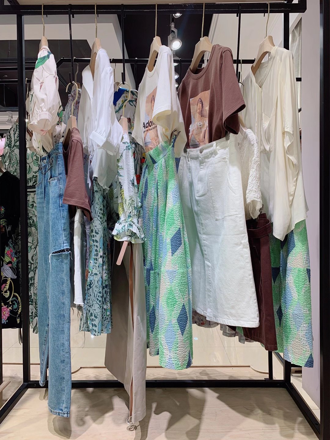 高端时尚她图2022夏一线品牌女装折扣尾货货源批发  女装尾货批发  女装库存尾货批发