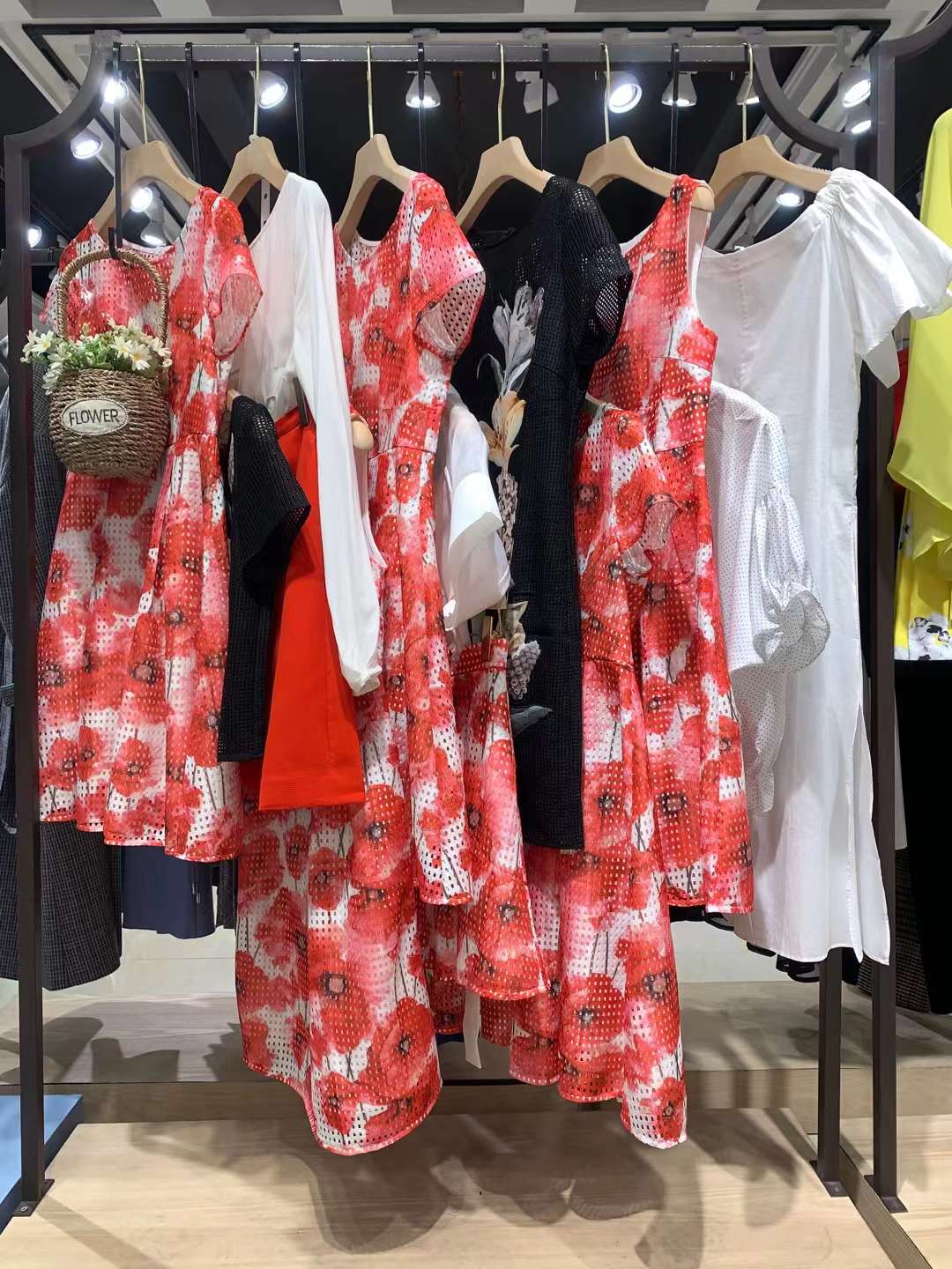 时尚品牌朗黛国际2022女装折扣尾货库存打包走份批发  女装尾货批发  女装库存尾货批发