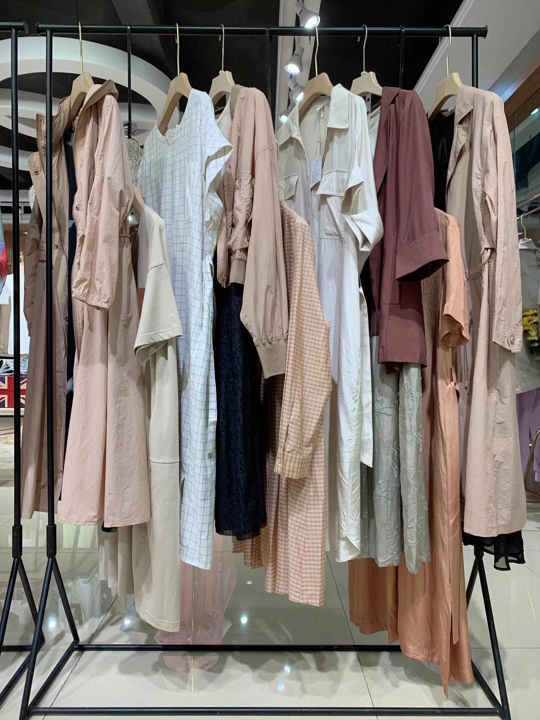 深圳原创品牌注释2022春夏品牌女装折扣一手货源批发  女装尾货批发  女装库存尾货批发