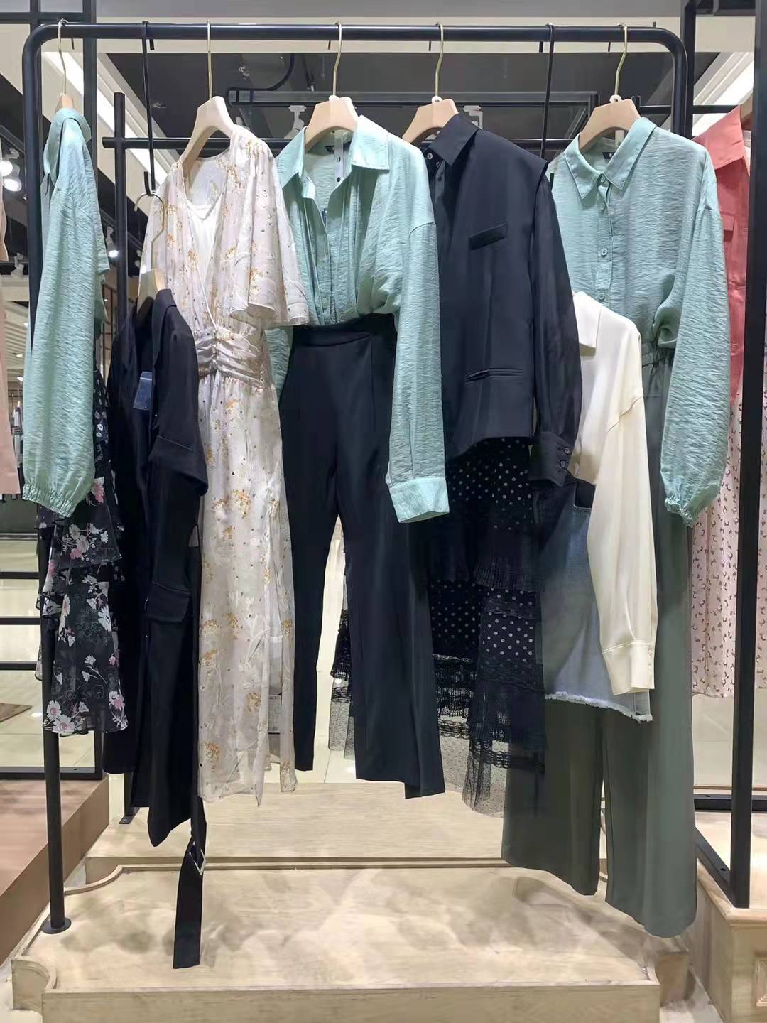 芮玛2022春夏精品品牌折扣女装尾货货源批发市场  女装折扣  女装尾货批发  女装库存尾货批发