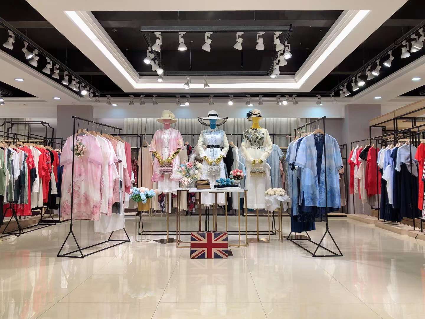 三淼2022夏品牌女装折扣库存尾货一手货源批发  女装尾货批发  女装库存尾货批发