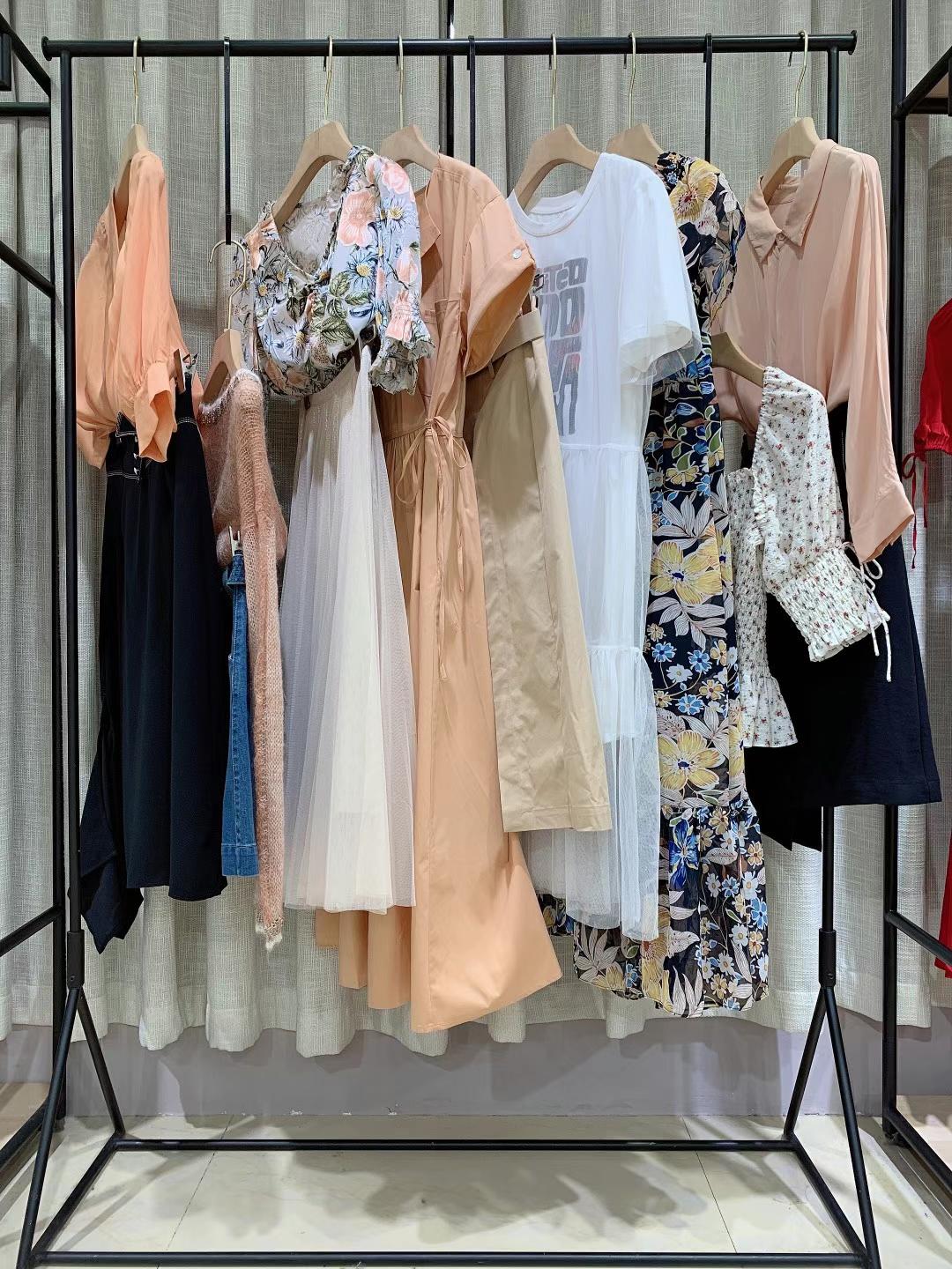 品牌三彩2022春品牌折扣女装尾货库存批发供应商  女装折扣  女装尾货批发  女装库存尾货批发