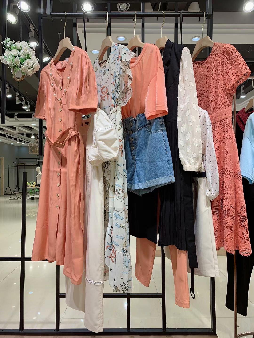 品牌三彩2022春品牌折扣女装尾货库存批发供应商  女装折扣  女装尾货批发  女装库存尾货批发