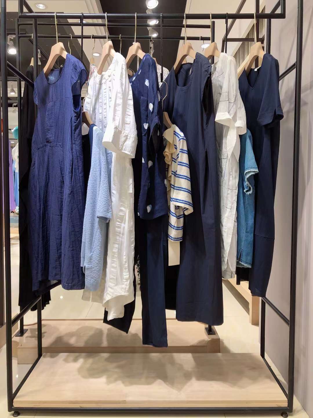 三淼2022夏品牌女装折扣库存尾货一手货源批发  女装尾货批发  女装库存尾货批发