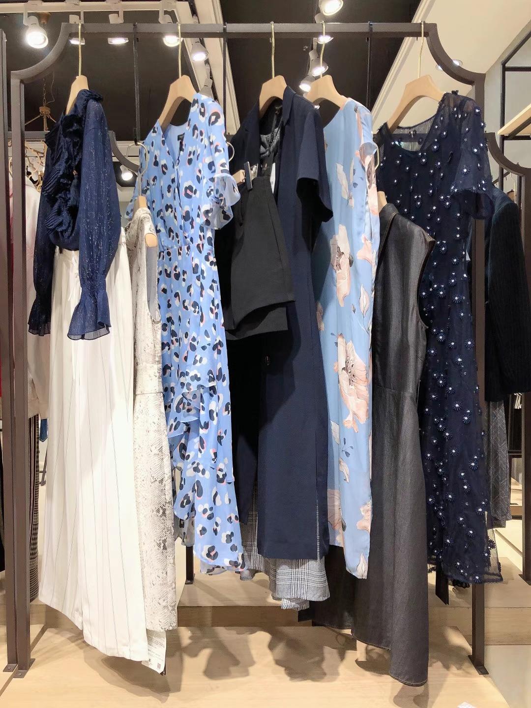 知名品牌西纳维思2022夏品牌女装折扣尾货批发市场  女装尾货批发  女装库存尾货批发