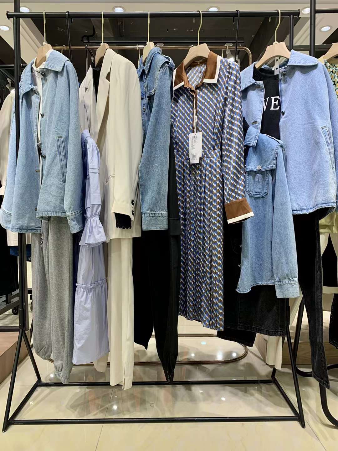 潮牌品牌伊纳芙2022春女装折扣尾货库存批发渠道  女装尾货批发  女装库存尾货批发