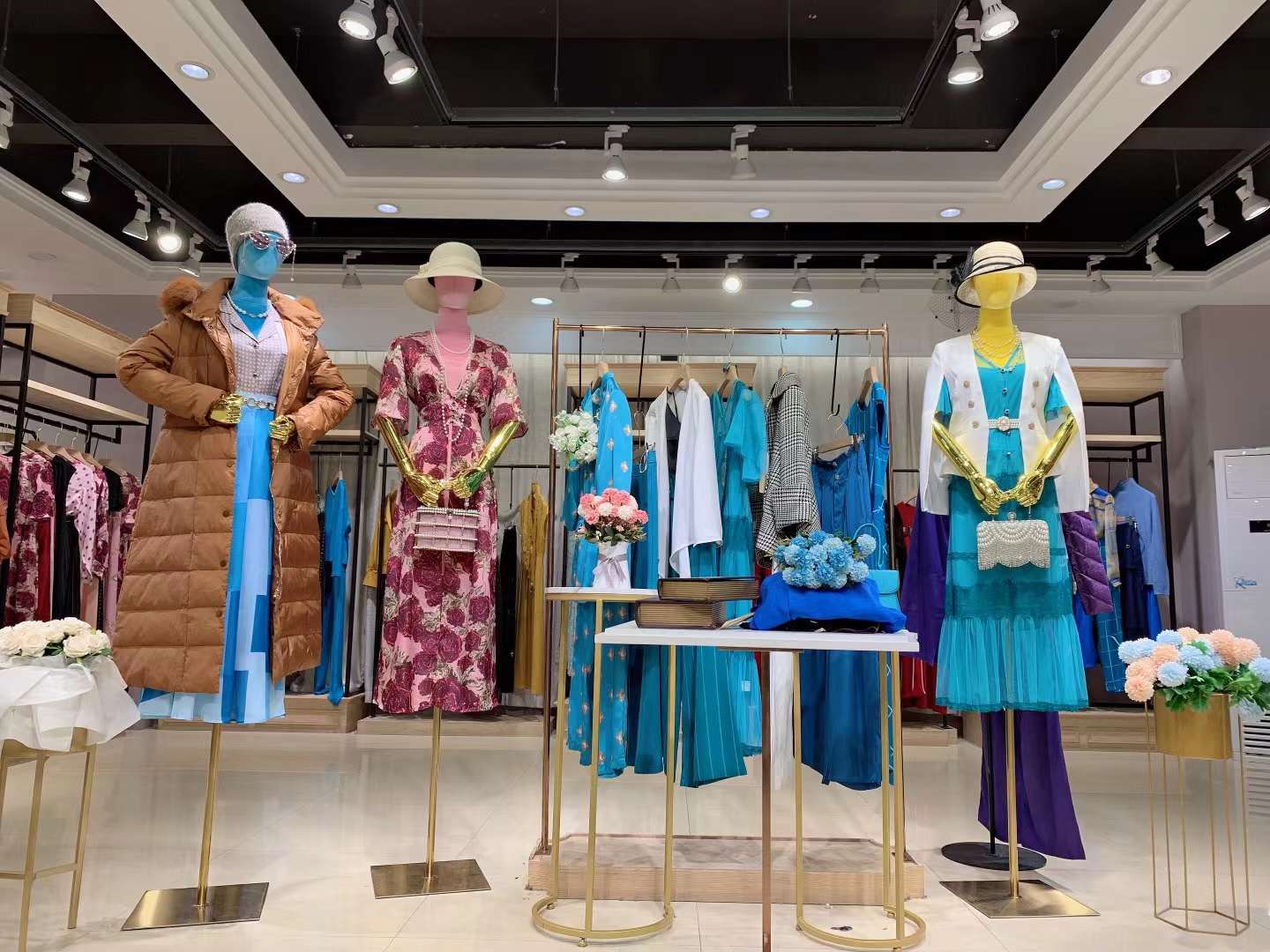 法国轻奢品牌纽方四季款品牌女装折扣库存尾货批发  女装尾货批发  女装库存尾货批发