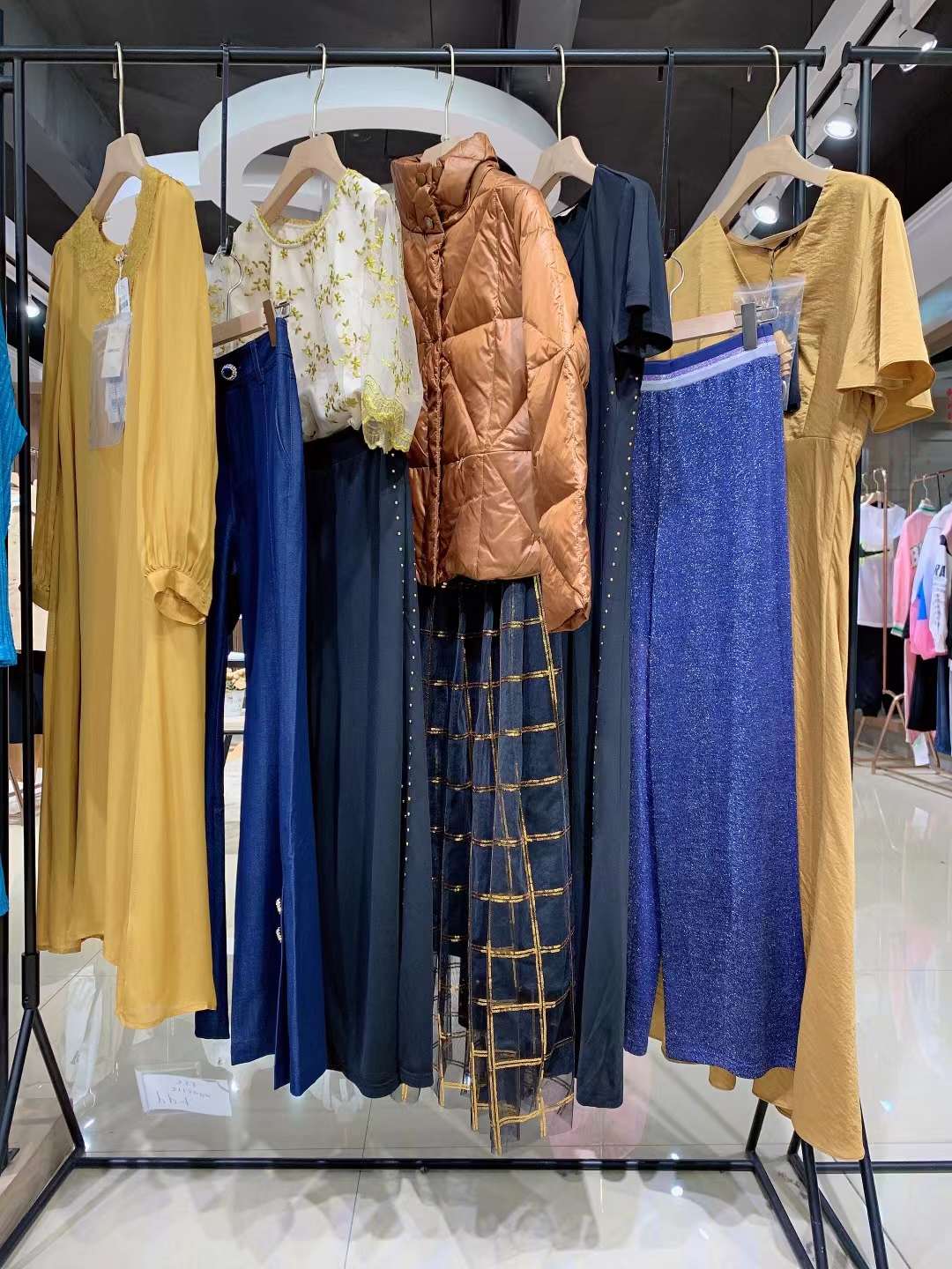 法国轻奢品牌纽方四季款品牌女装折扣库存尾货批发  女装尾货批发  女装库存尾货批发