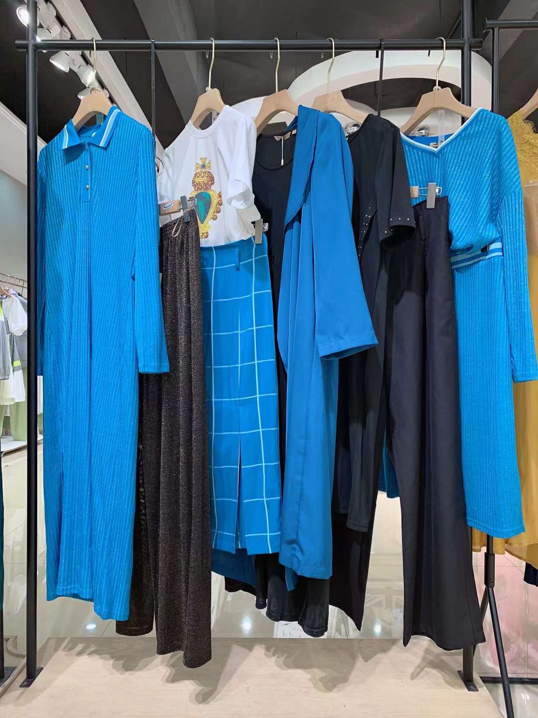 法国轻奢品牌纽方四季款品牌女装折扣库存尾货批发  女装尾货批发  女装库存尾货批发