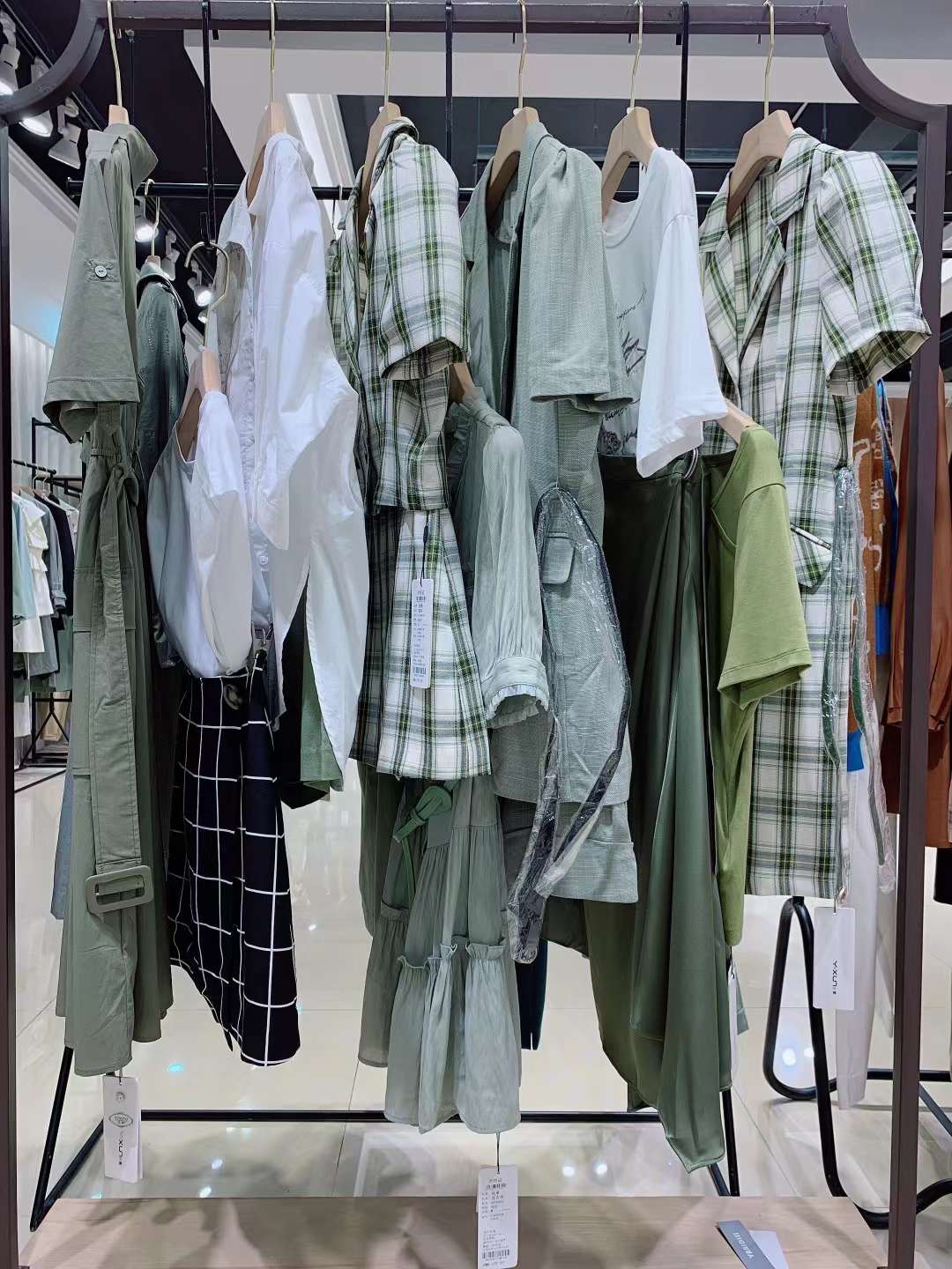 精品女装依熏22夏品牌折扣女装尾货走份批发  女装折扣  女装尾货批发  女装库存尾货批发