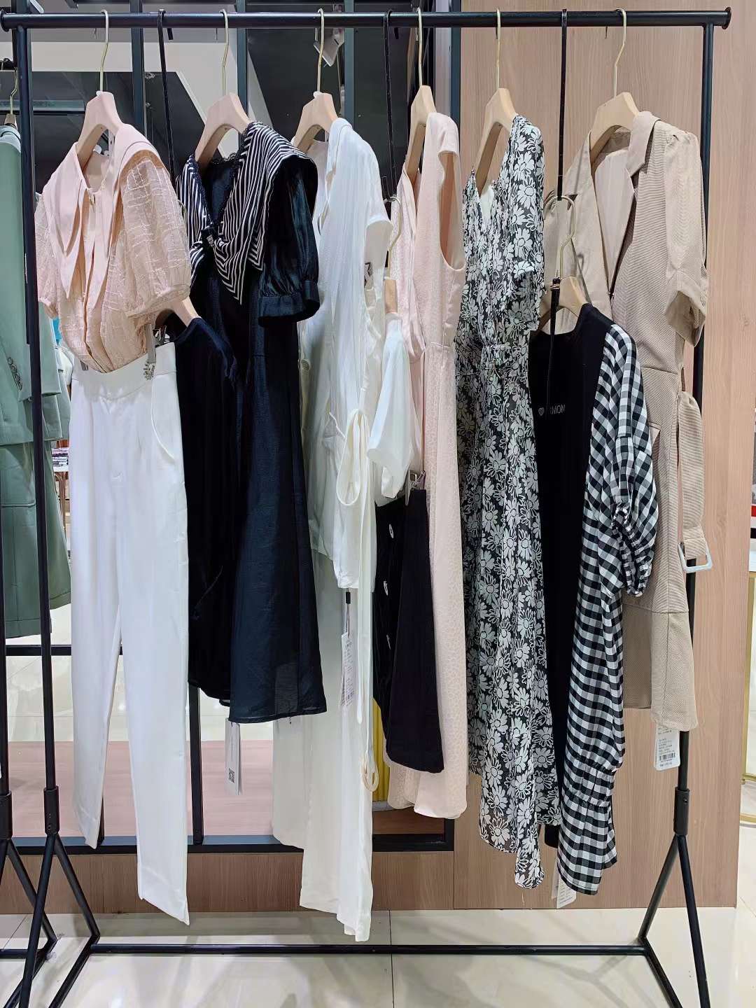 精品女装依熏22夏品牌折扣女装尾货走份批发  女装折扣  女装尾货批发  女装库存尾货批发