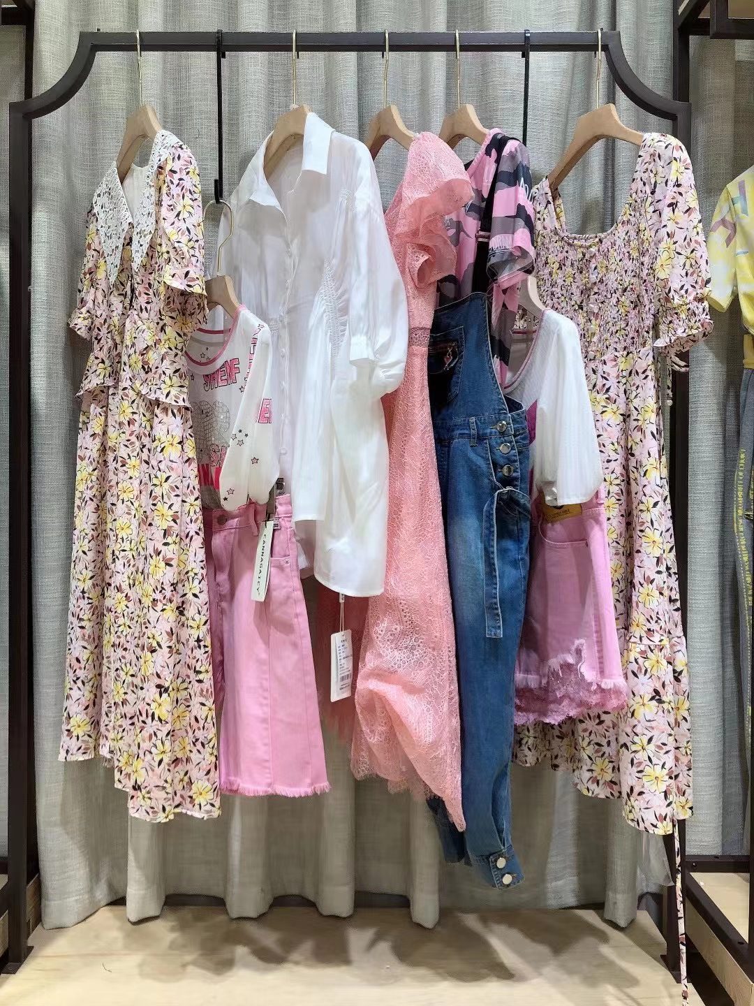 简约时尚戛娜巨式2022夏折扣女装尾货一手货源批发  女装折扣  女装尾货批发  女装库存尾货批发