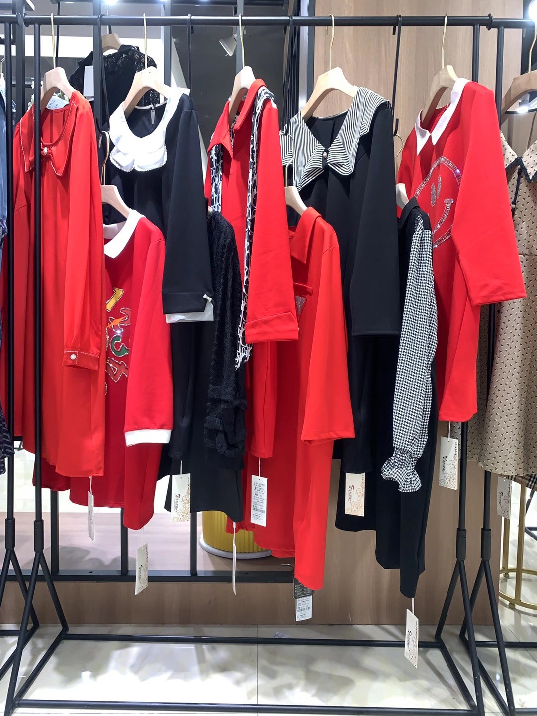 女权 2022春品牌折扣女装尾货一手货源批发  女装折扣  女装尾货批发  女装库存尾货批发