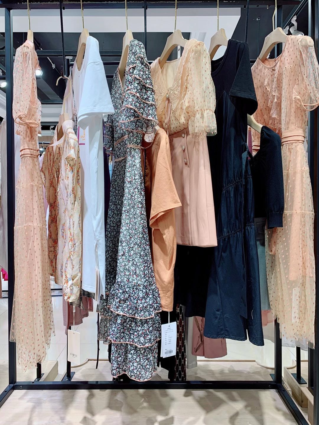 知名设计师品牌伊袖2022夏品牌女装折扣尾货批发  女装尾货批发  女装库存尾货批发