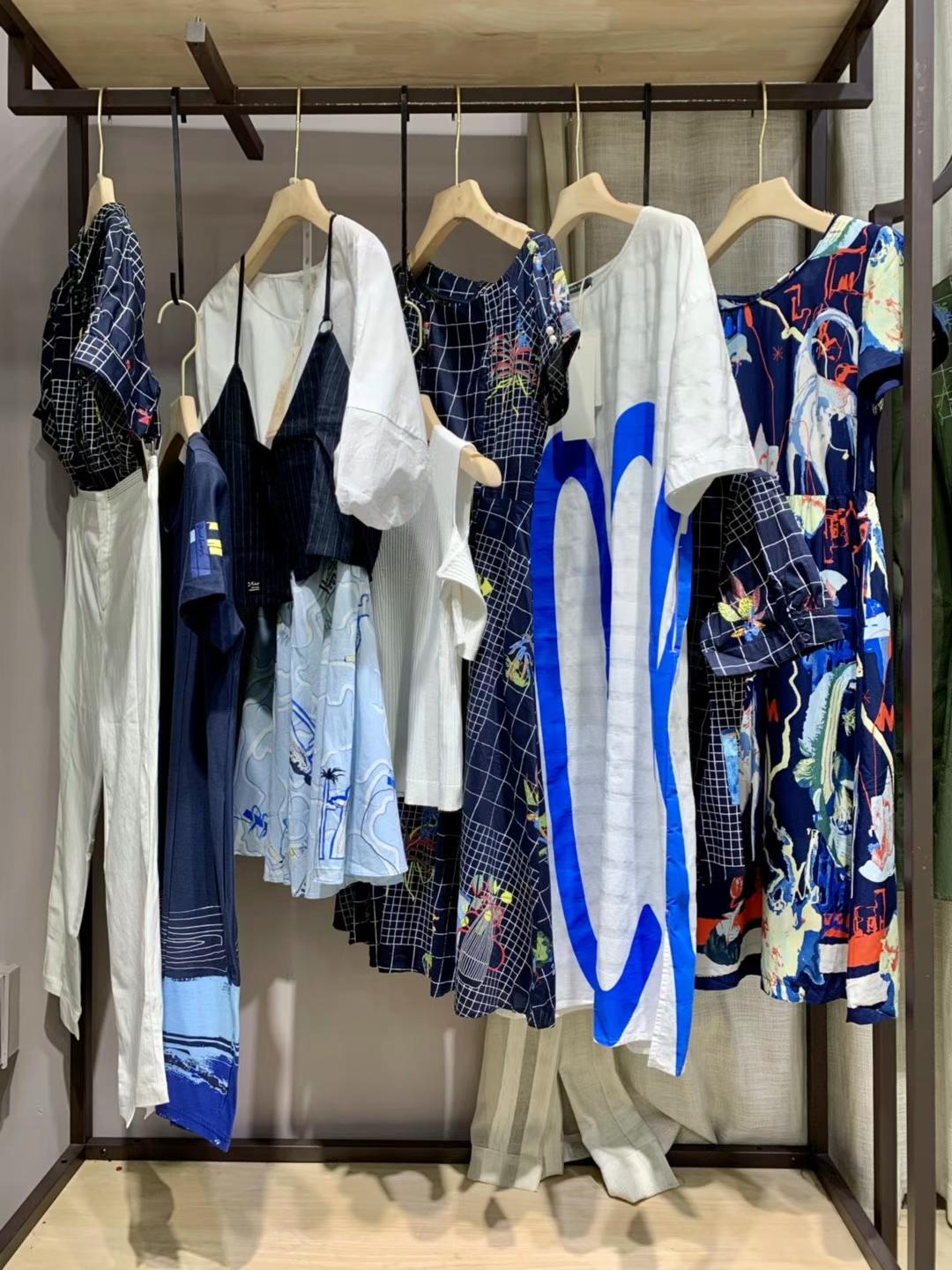 轻奢大牌女装熙然2022春夏品牌折女装扣尾货供应商  女装折扣  女装尾货批发  女装库存尾货批发