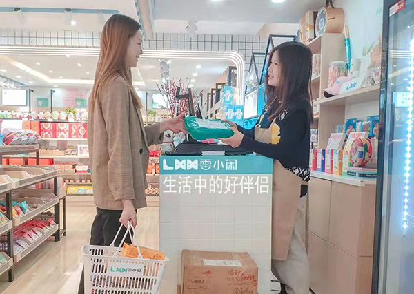 零小闲休闲零食开火热门店让您没有后顾之忧  零小闲零食