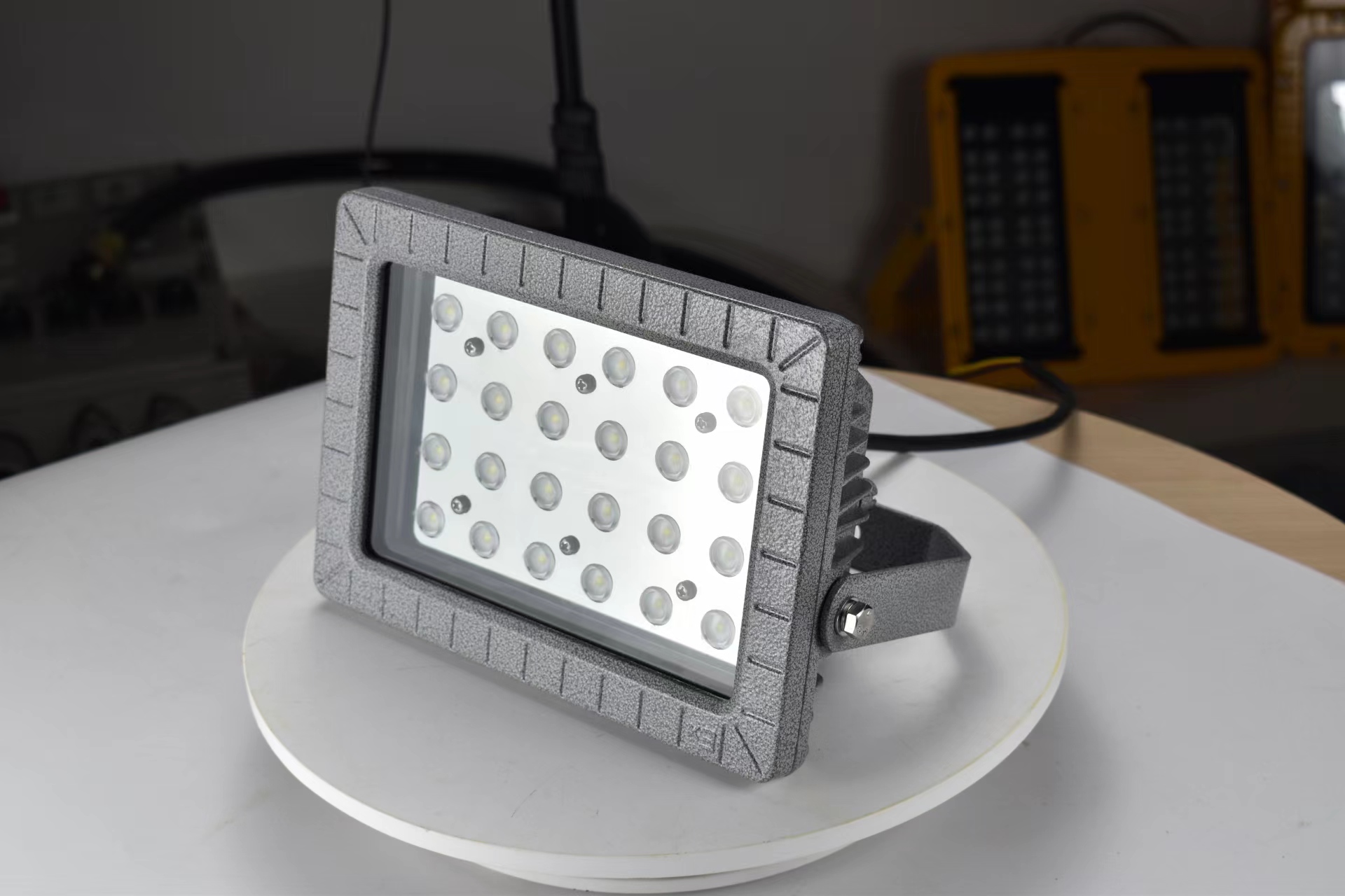 煤矿U型支架式SZSW8230防爆LED工作灯50W参数  SZSW8230-50W  SZSW8230防爆LED灯