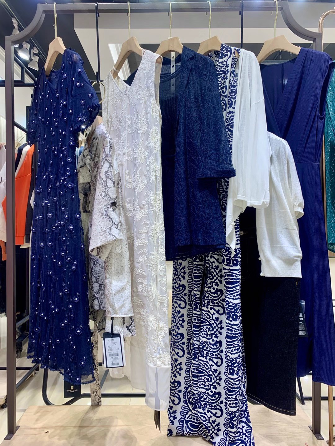 知名品牌西娜维思22夏品牌女装折扣店尾货货源批发  女装尾货批发  女装库存尾货批发