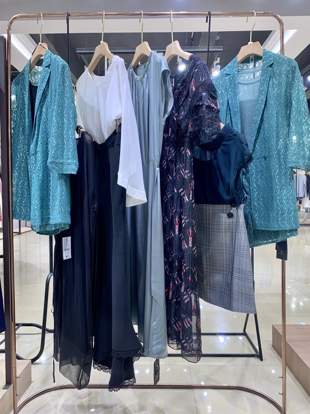 知名品牌西娜维思22夏品牌女装折扣店尾货货源批发  女装尾货批发  女装库存尾货批发