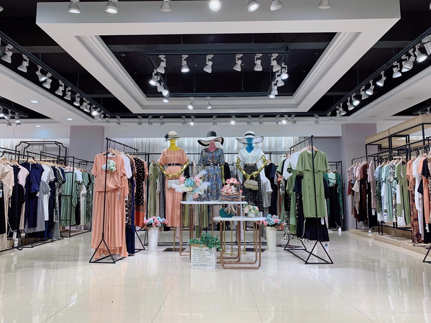 时尚女装晏莎国际22夏正品女装折扣尾货货源批发  女装尾货批发  女装库存尾货批发