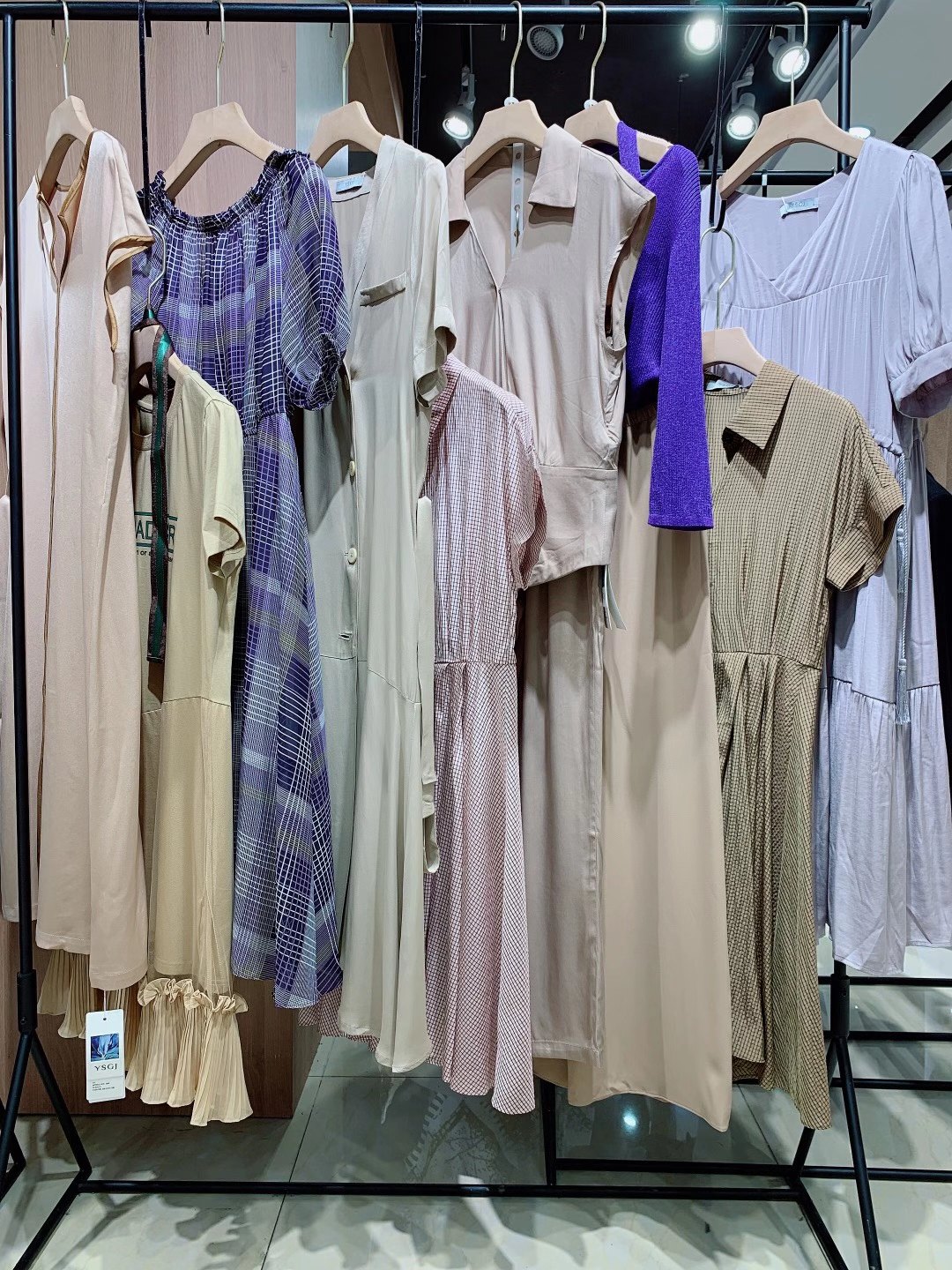 时尚女装晏莎国际22夏正品女装折扣尾货货源批发  女装尾货批发  女装库存尾货批发