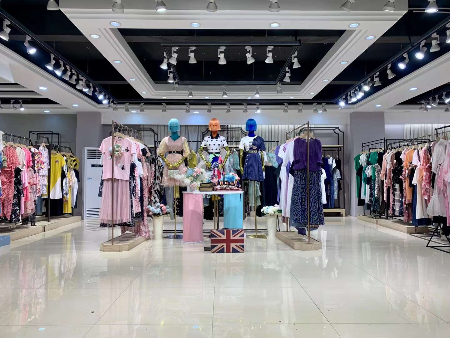 设计师品牌艾利赫22夏精品女装折扣尾货一手货源批发  女装尾货批发  女装库存尾货批发