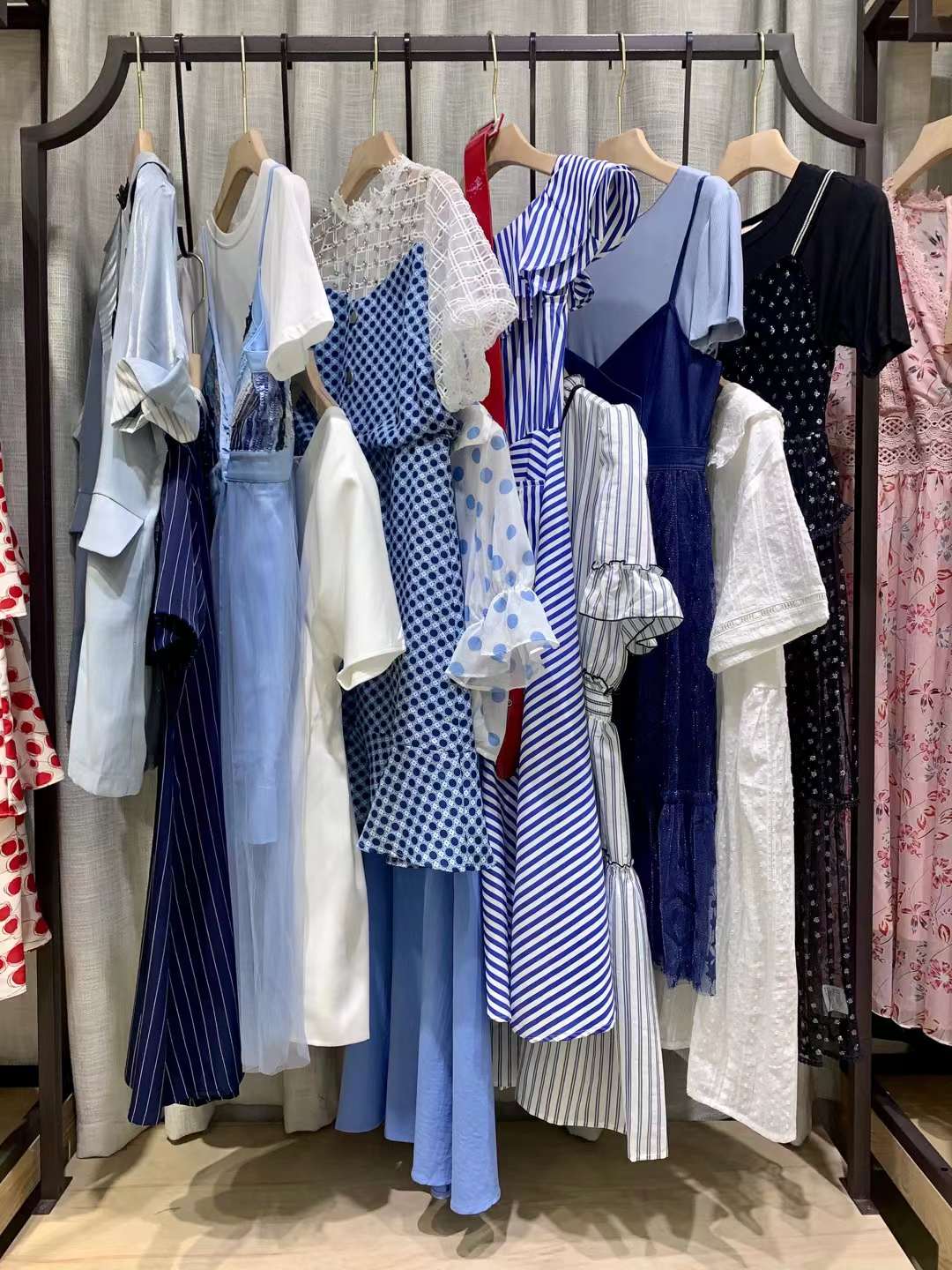 设计师品牌艾利赫22夏精品女装折扣尾货一手货源批发  女装尾货批发  女装库存尾货批发