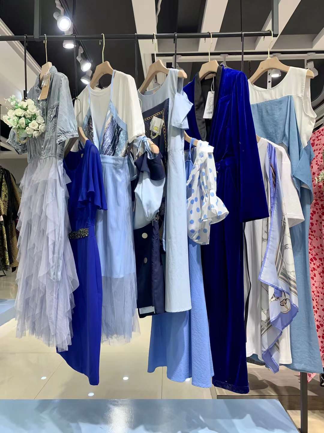 设计师品牌艾利赫22夏精品女装折扣尾货一手货源批发  女装尾货批发  女装库存尾货批发