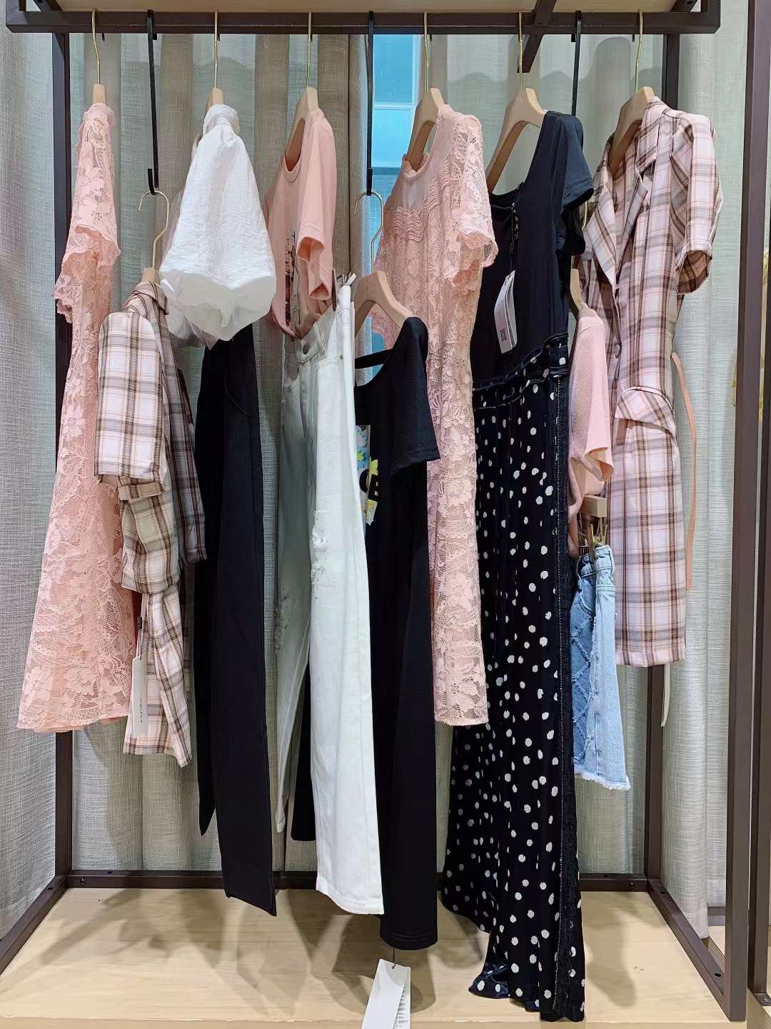 潮牌女装依熏2022夏品牌折扣女装尾货货源批发市场  女装折扣  女装尾货批发  女装库存尾货批发
