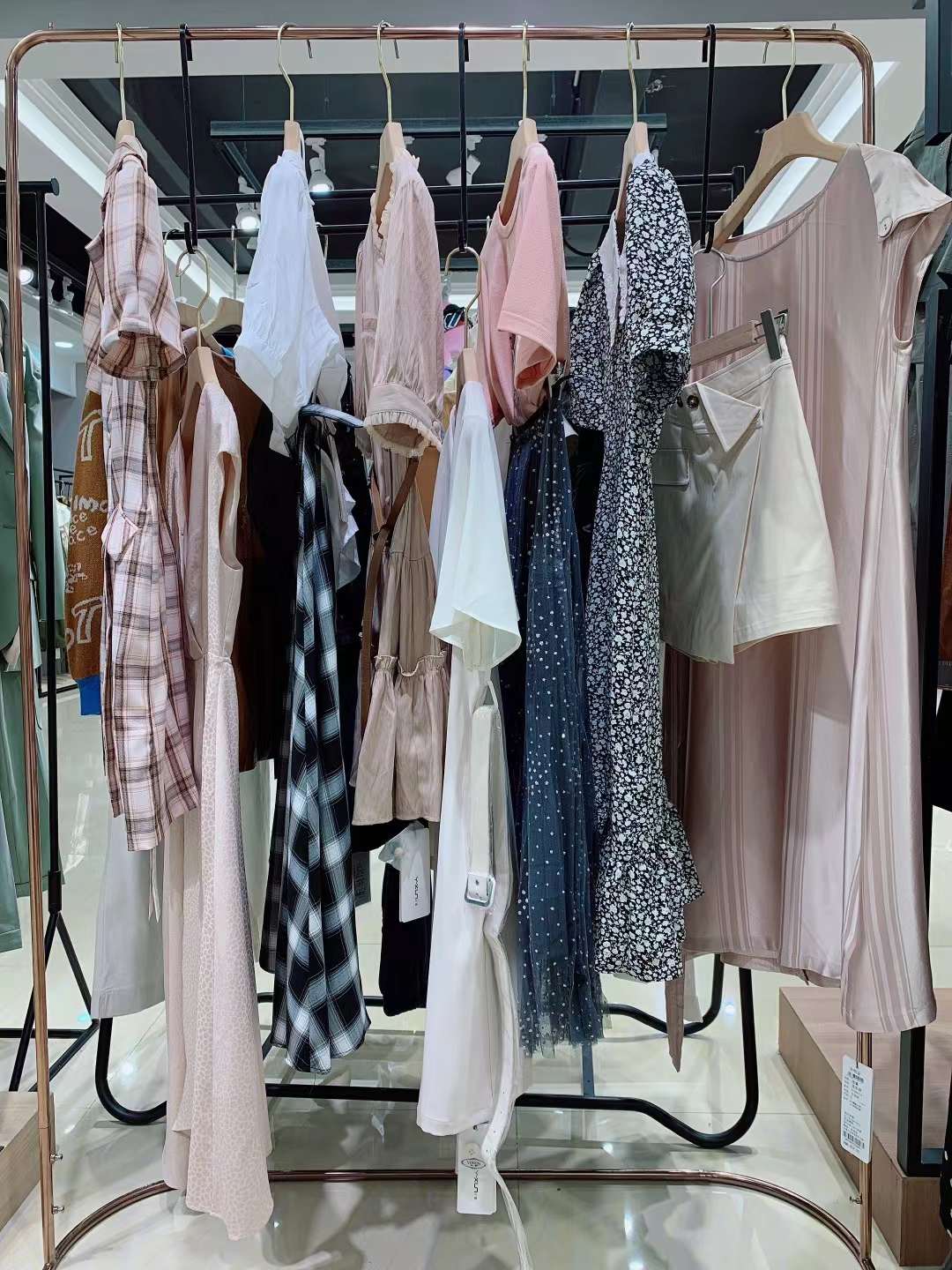 潮牌女装依熏2022夏品牌折扣女装尾货货源批发市场  女装折扣  女装尾货批发  女装库存尾货批发