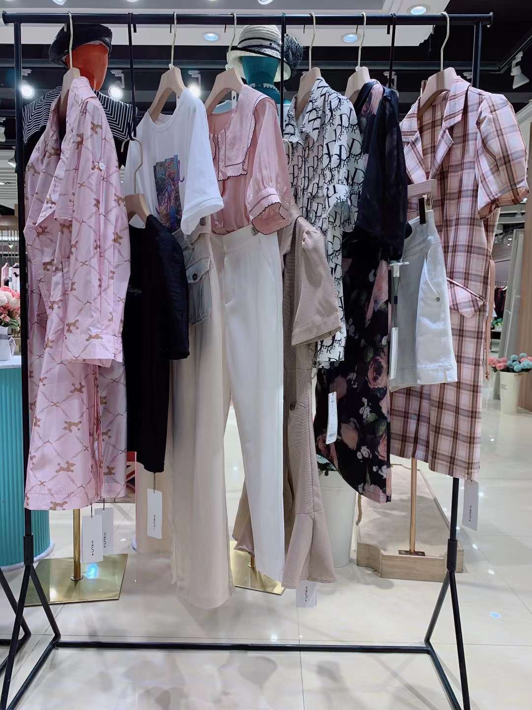 潮牌女装依熏2022夏品牌折扣女装尾货货源批发市场  女装折扣  女装尾货批发  女装库存尾货批发